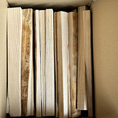 No300薪 杉の焚付薪 長さ約24㎝ フェザースティック・焚付け•火が小さくなった時、燃焼を良くするために使用します（ 割り箸規格外品） 宅配60サイズ 長野県 八ヶ岳 ×6